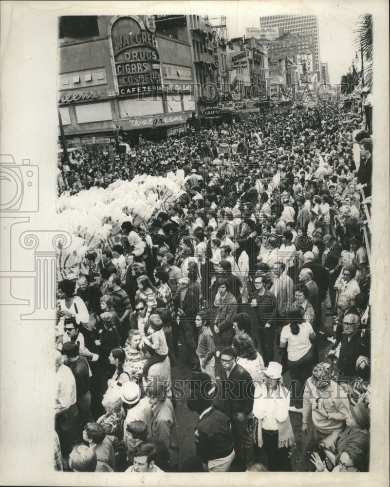 1975 New Orleans Mardi Gras Carnival crowds  - Historic Images