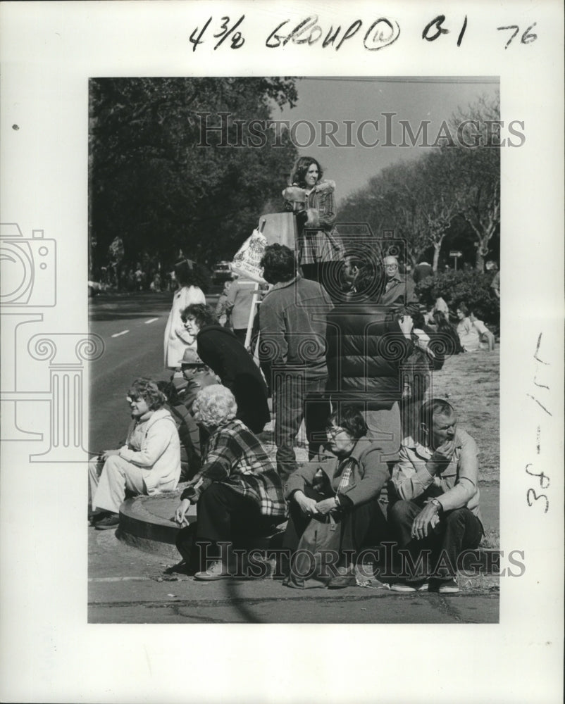 1978 New Orleans Mardi Gras waiting in the curb  - Historic Images