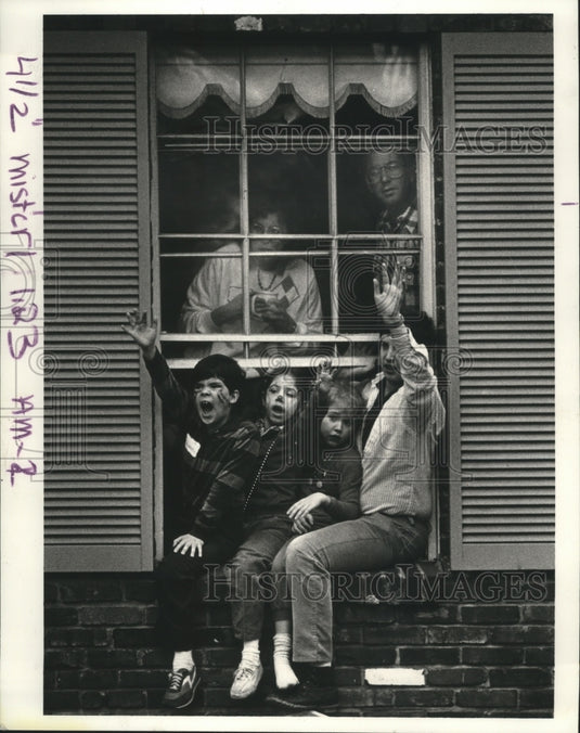 1984 New Orleans Mardi Gras carnival crowds  - Historic Images