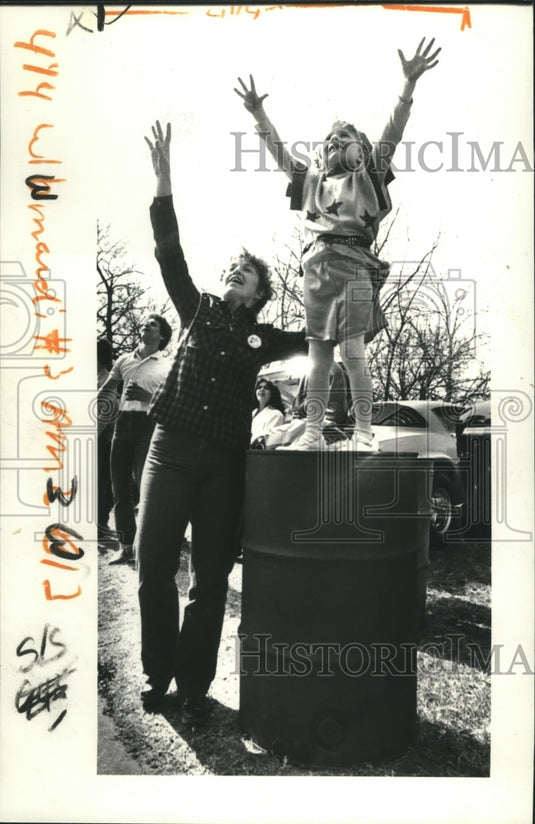 1983 New Orleans Mardi Gras parade watchers  - Historic Images