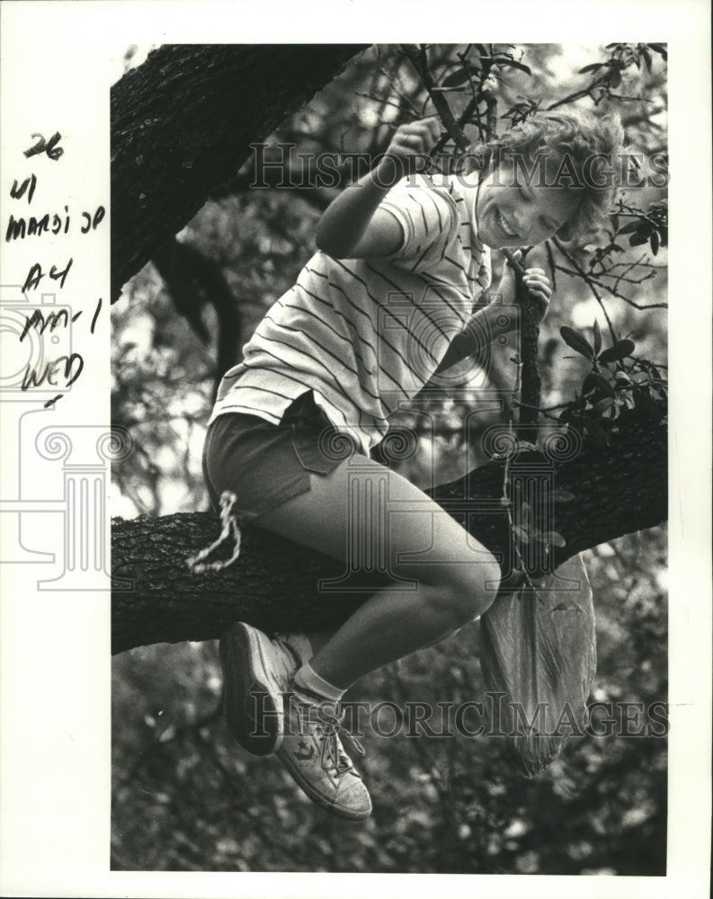 1985 New Orleans Mardi Gras parade watcher J.J. Morgan  - Historic Images