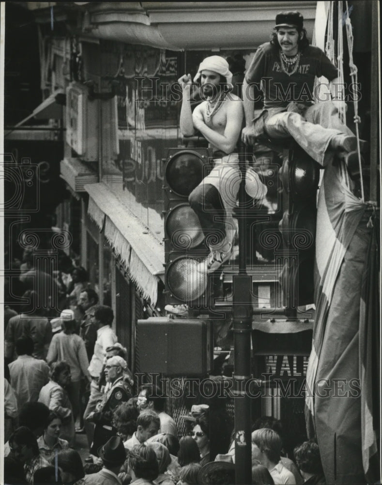 1978 Mardi Gras Carnival crowds with light pole sitters  - Historic Images