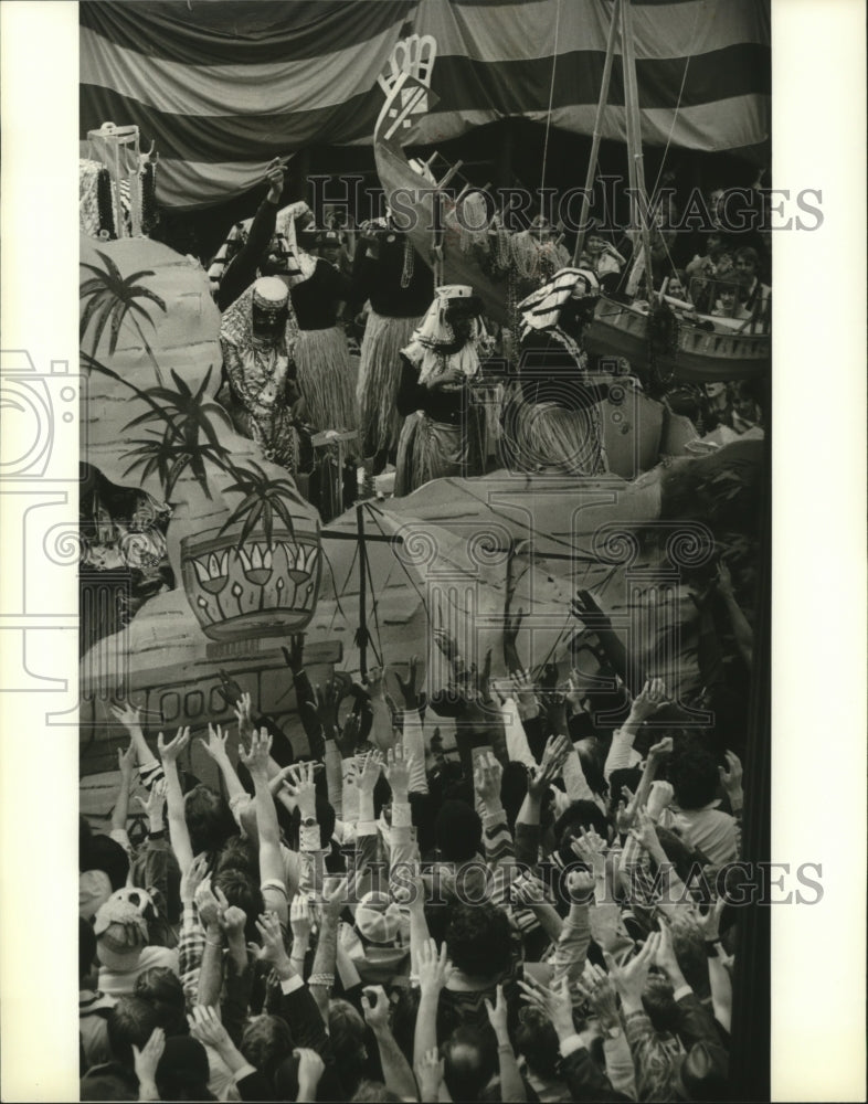 1988 New Orleans Mardi Gras carnival crowds  - Historic Images