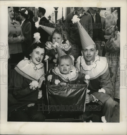 1954 New Orleans Mardi Gras carnival crowds  - Historic Images