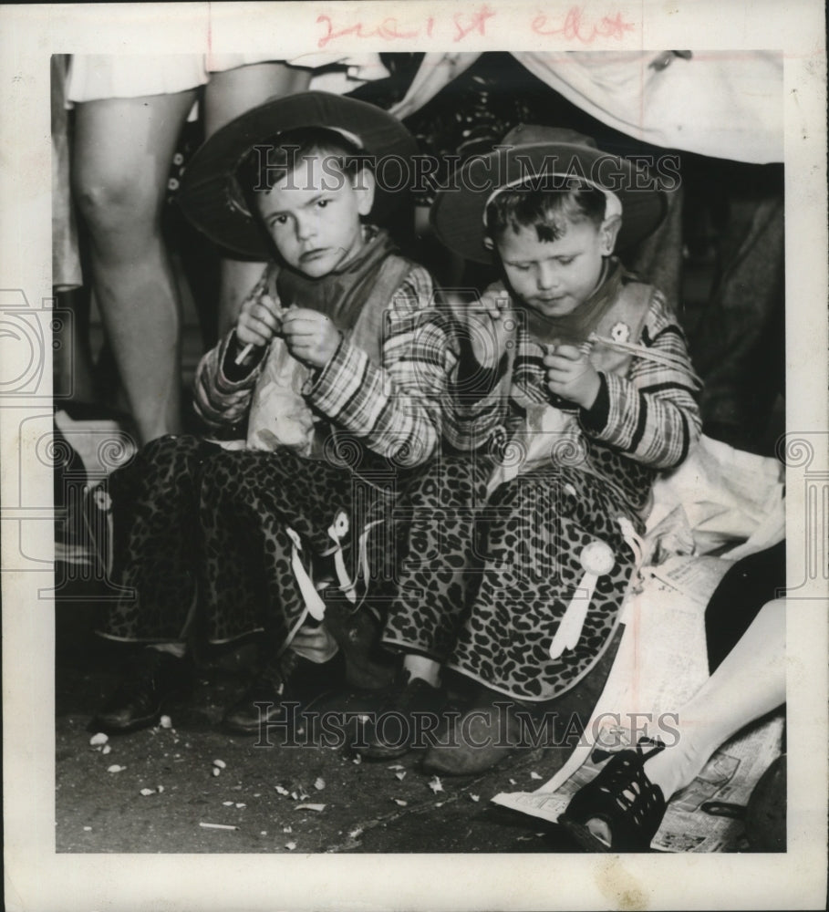 1946 New Orleans Mardi Gras carnival crowds  - Historic Images