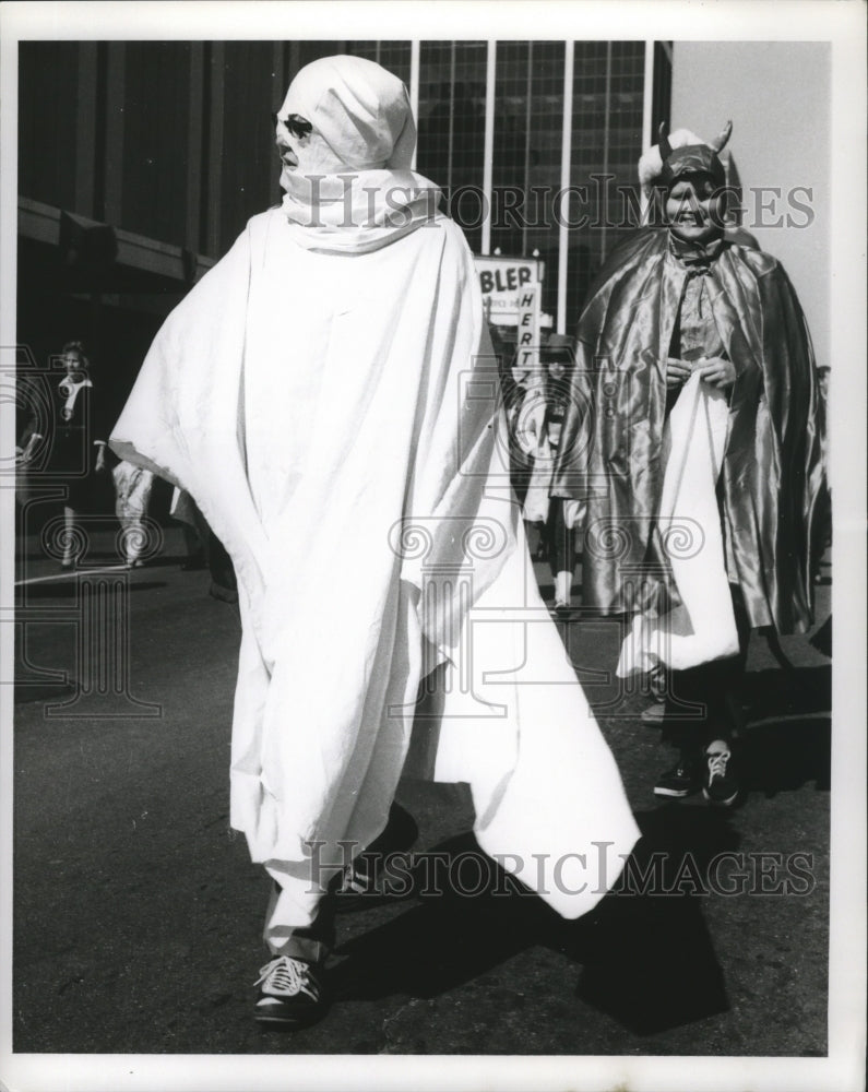 1969 New Orleans Mardi Gras carnival crowds  - Historic Images