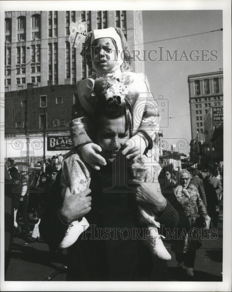 1969 New Orleans Mardi Gras carnival crowds  - Historic Images