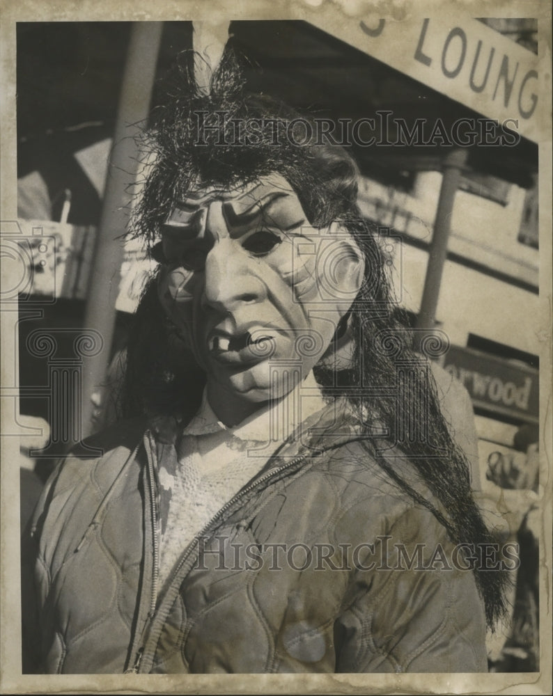 1969 New Orleans Mardi Gras carnival crowds  - Historic Images