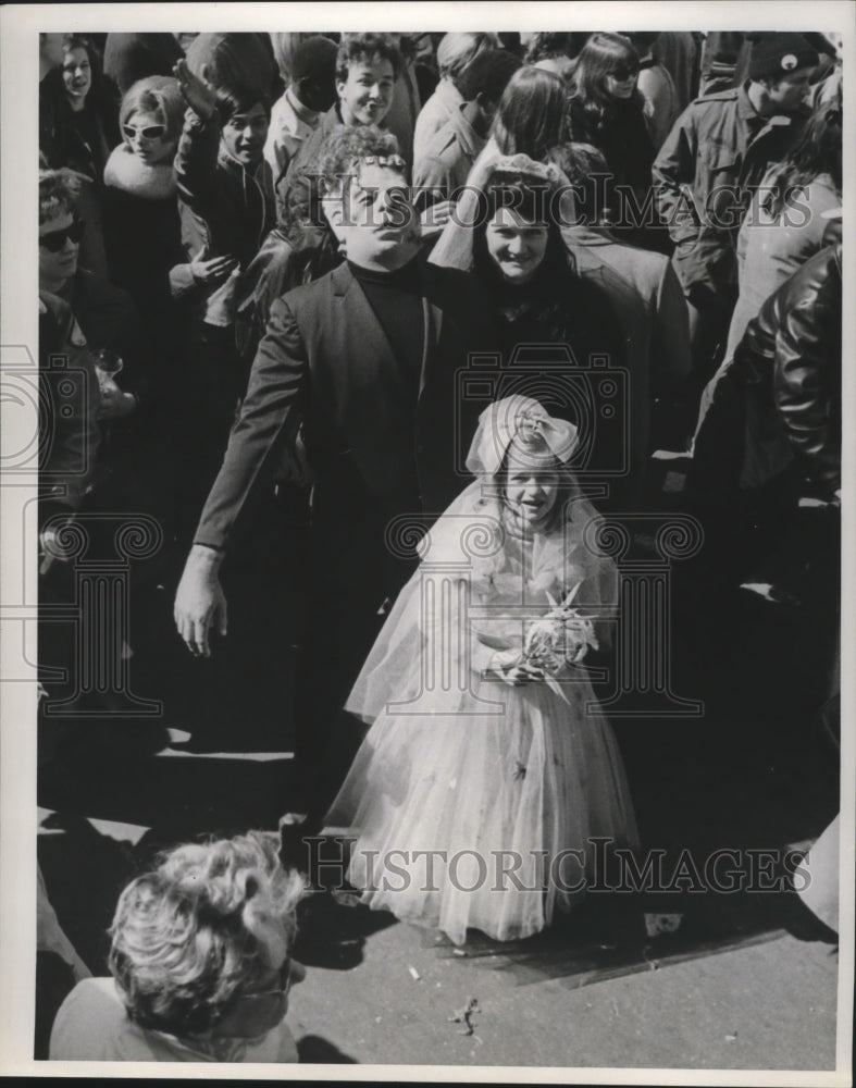 1969 New Orleans Mardi Gras carnival crowds  - Historic Images