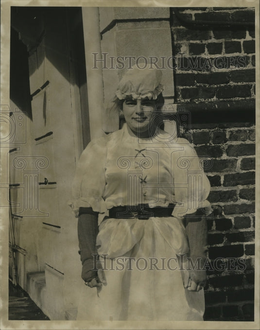 1967 Mardi Gras Carnival Masker in Renaissance Dress New Orleans - Historic Images