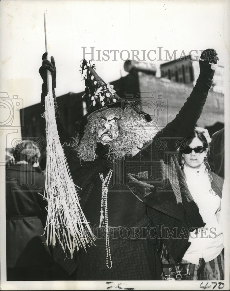 1971 Mardi Gras New Orleans Carnival, It can even be fun for witches - Historic Images