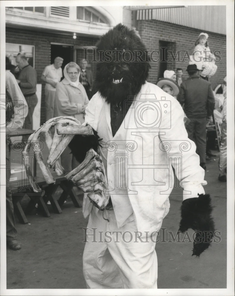 1971 Carnival masker - Historic Images