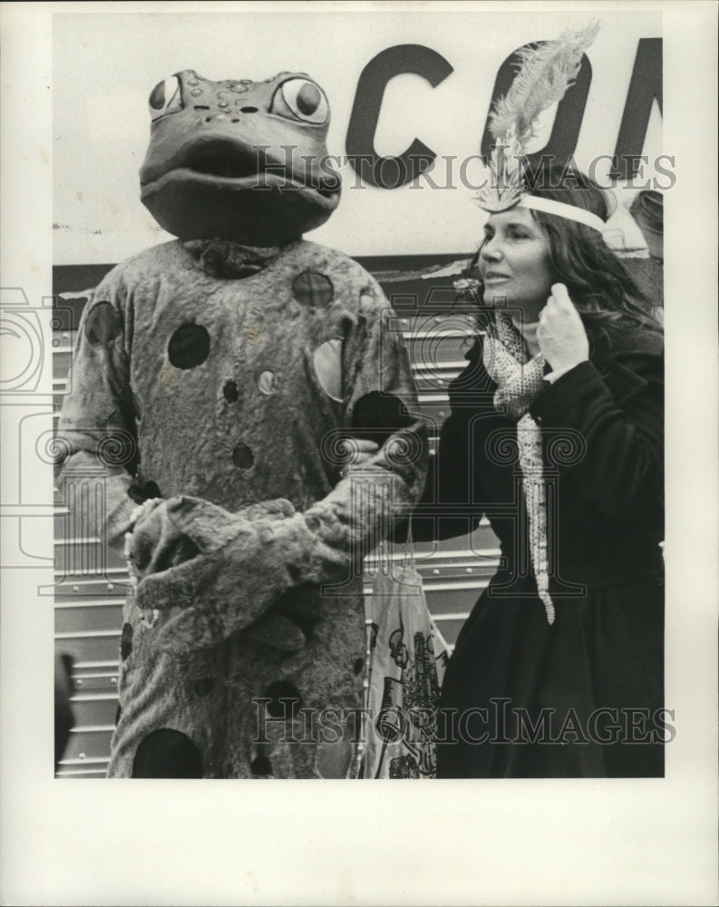 1978 Women Poses with Frog at Mardi Gras, New Orleans  - Historic Images