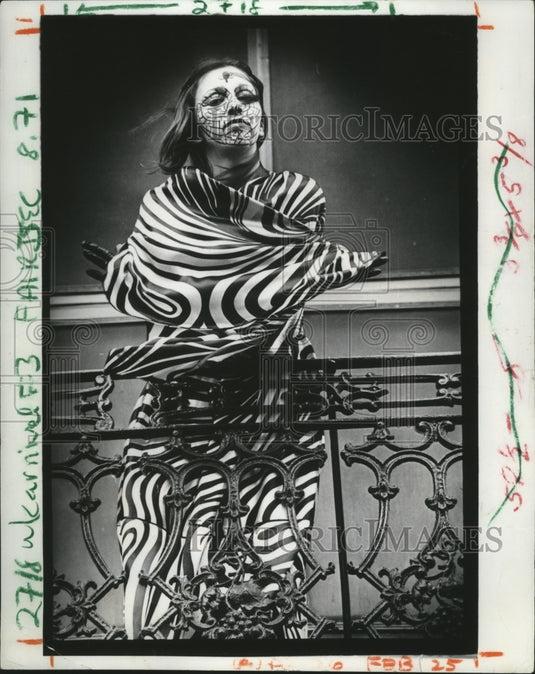 1978 A costumed celebrant on a balcony in the French Quarter - Historic Images