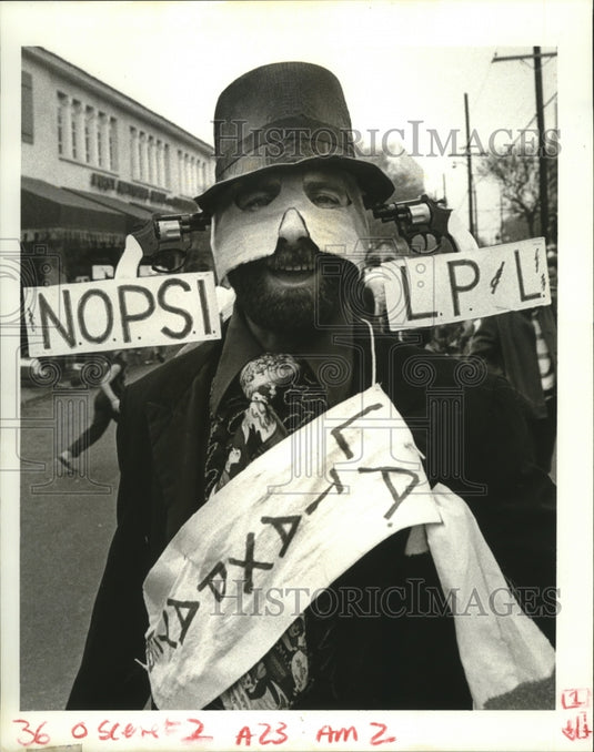 1985 A Louisiana tax payer makes his social statement wth double gun - Historic Images
