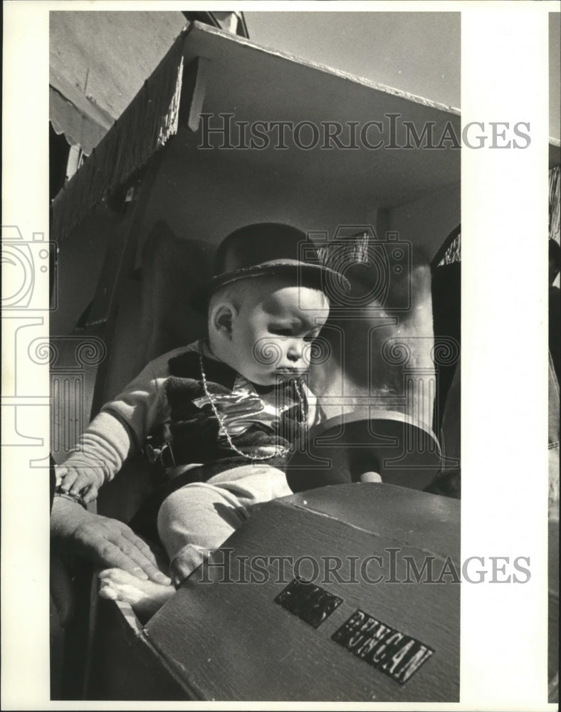 1987 Six month old Giles Duncan surveys his first Mardi Gras. - Historic Images