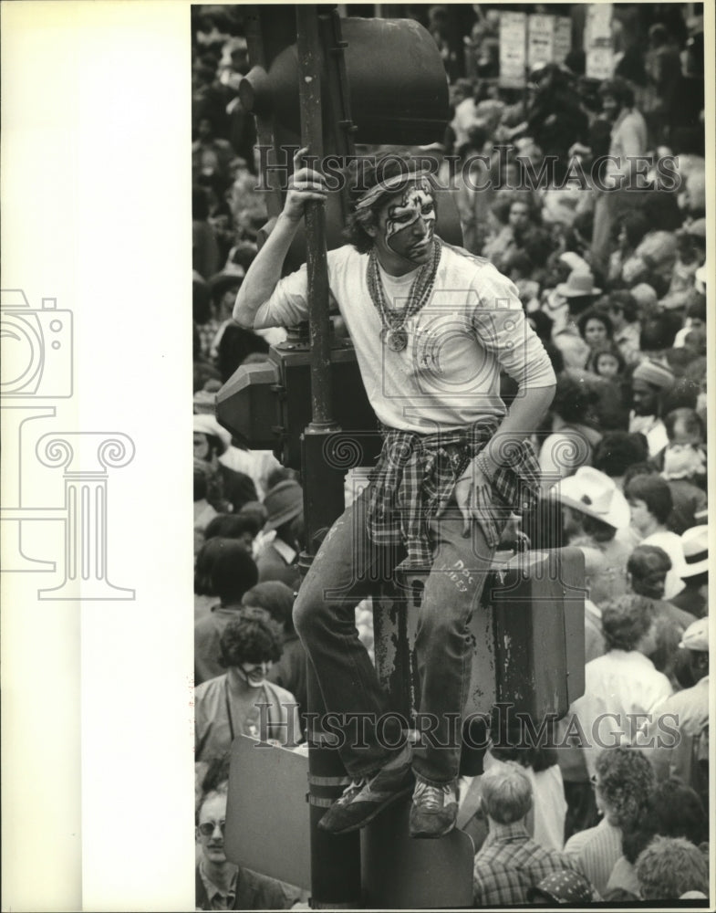 1988 New Orleans Mardi Gras Carnival crowds  - Historic Images