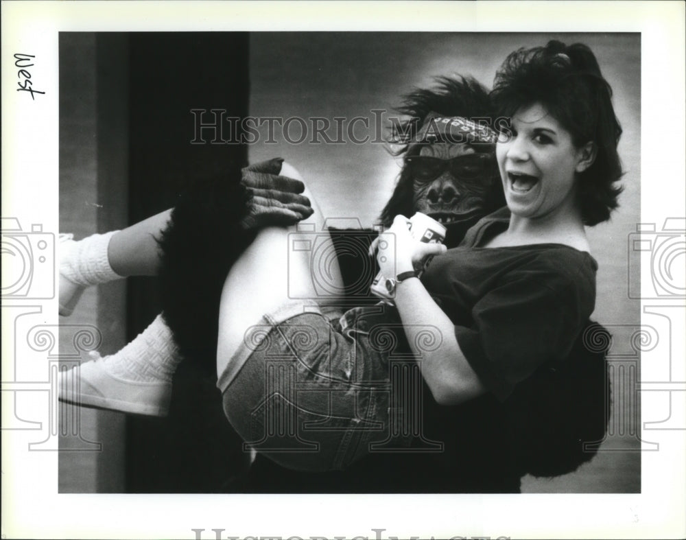 1992 Angela Hopkins gets unexpected lift from Gorilla boyfriend. - Historic Images