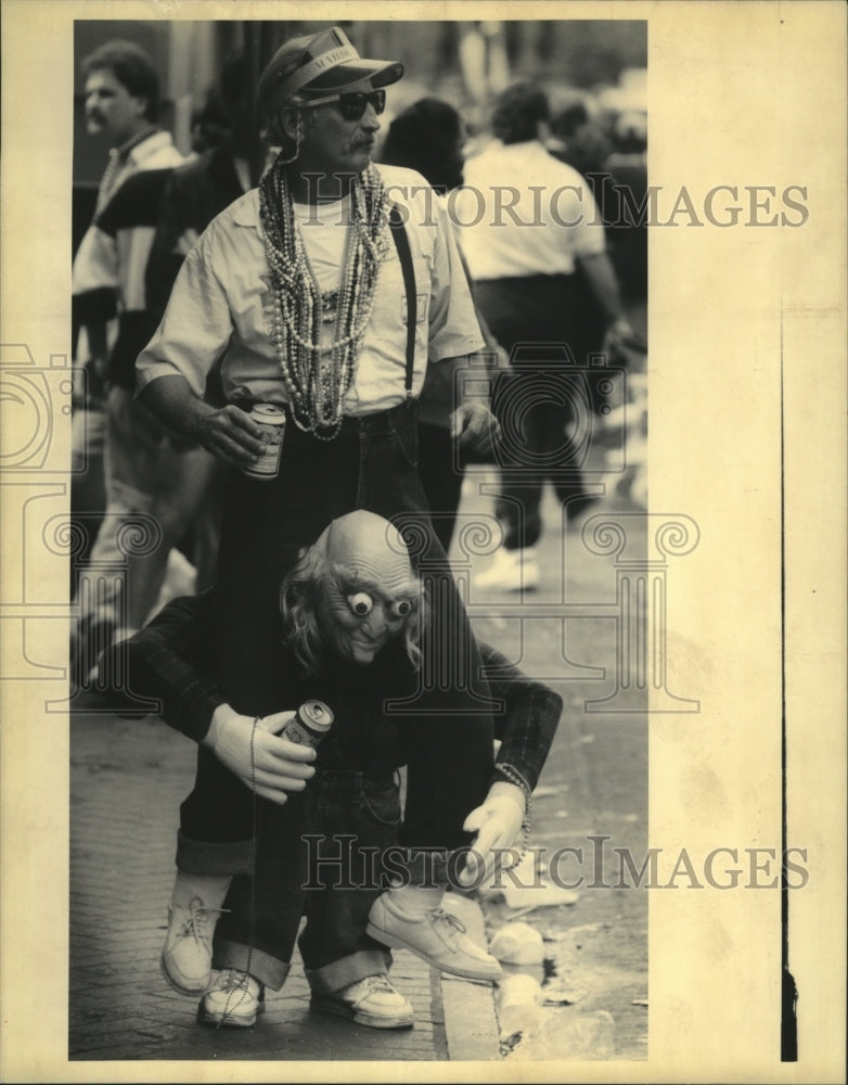 1992 Carnival Maskers Roger Miller with drinking buddy on Bourbon St - Historic Images