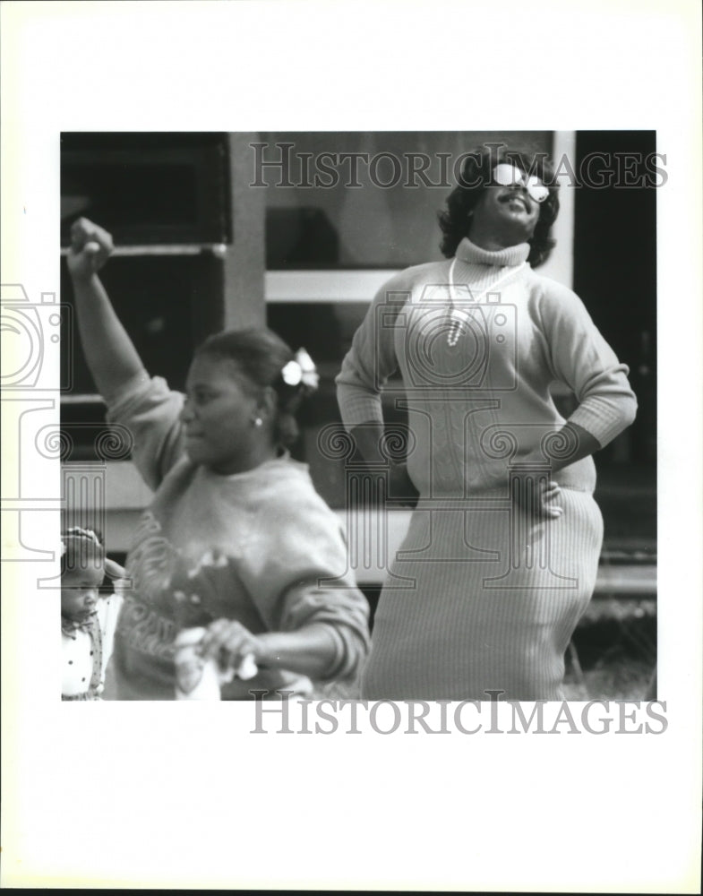 1993 Frank Lewis in a dress and pearls at the Krewe of Grela Parade - Historic Images