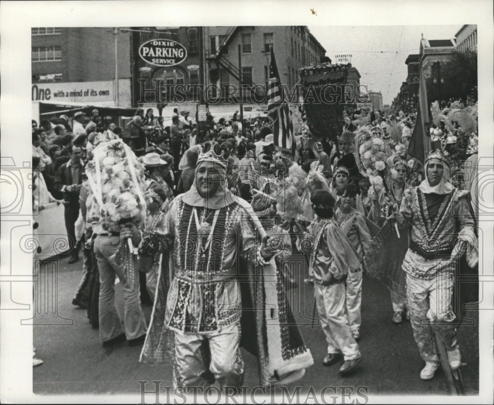 1973 Garden Des(k) Marching Club, Procession Mardi Gras, New Orleans - Historic Images