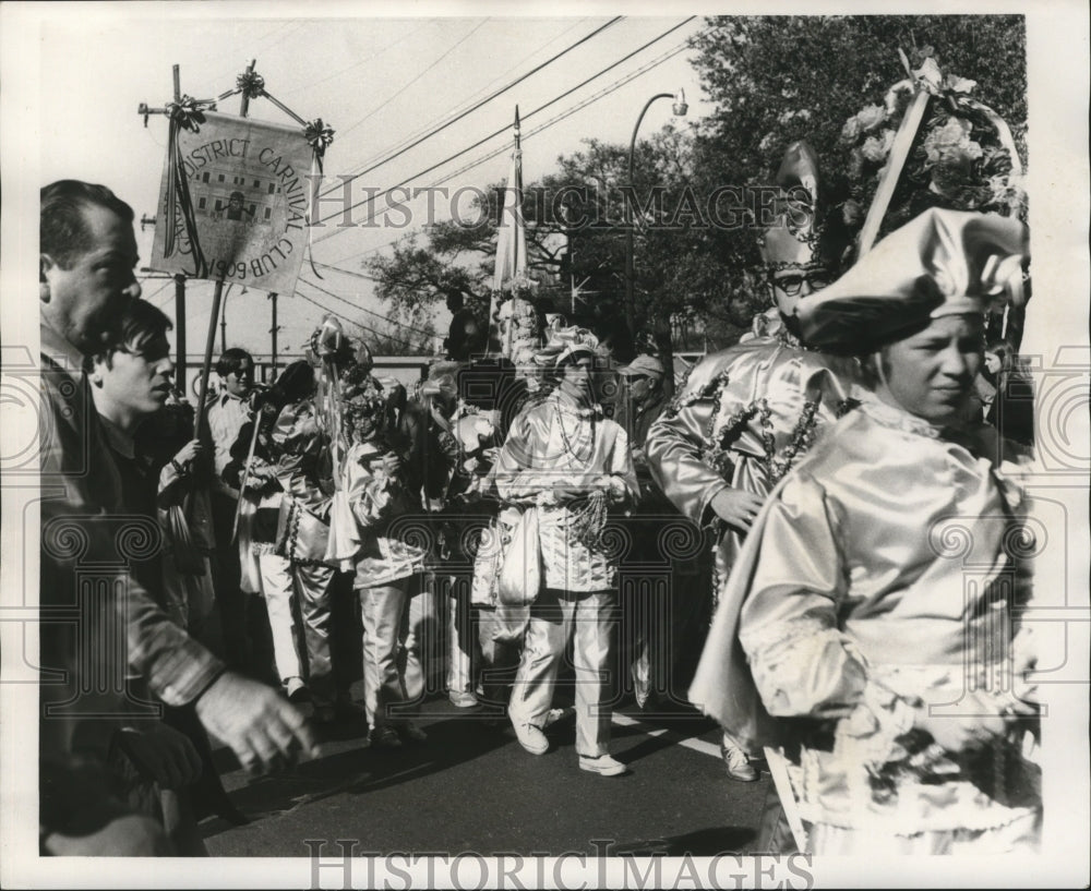 1971 Garden Dist. Marching Club, Procession, Mardi Gras, New Orleans - Historic Images