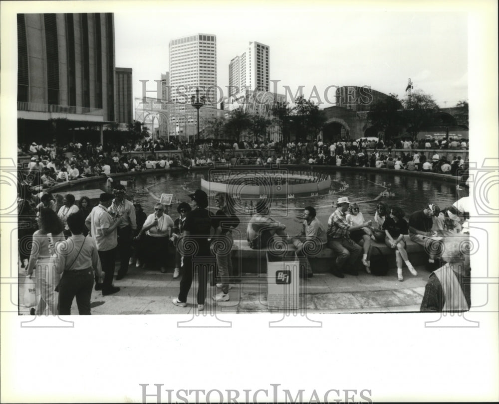 1995 Crowd at Spanish Plaza Wait for Dr. John at Carnival Lundi Gras - Historic Images