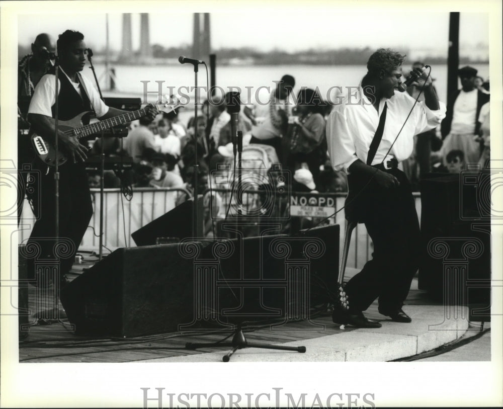 1995 Warner Bros. Artist Raw Sing in Woldenberg Park on Lundi Gras - Historic Images