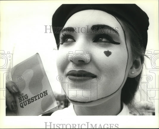 1995 Davina Wiggins Gives Religious Salvation Material at Lundi Gras - Historic Images