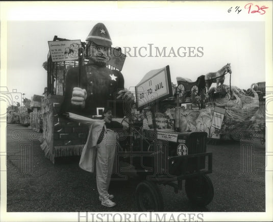 1990 Mardi Gras , New Orleans Thor parade floats  - Historic Images