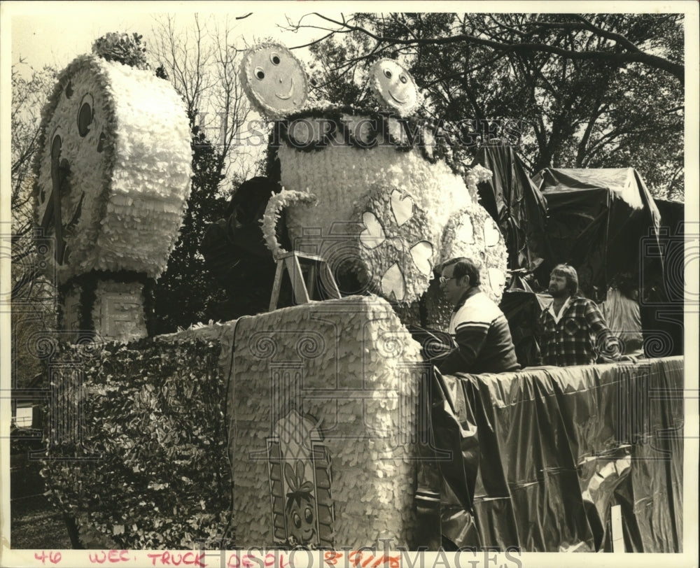 1987 Mardi Gras Carnival floats William Renton and Sid Rottman. - Historic Images