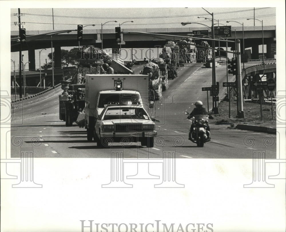 1985 Mardi Gras Carnival floats coming down Airline Highway. - Historic Images