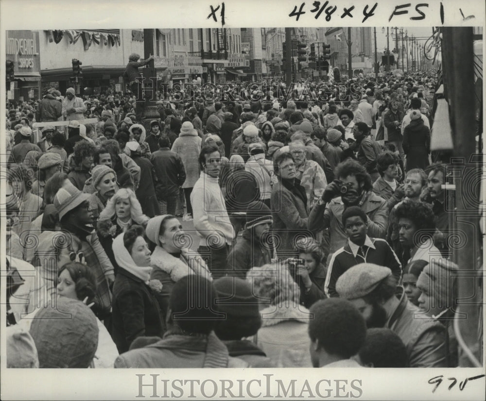 1978 Carnival Crowd Alert fro Trinkets at New Orleans Parade - Historic Images