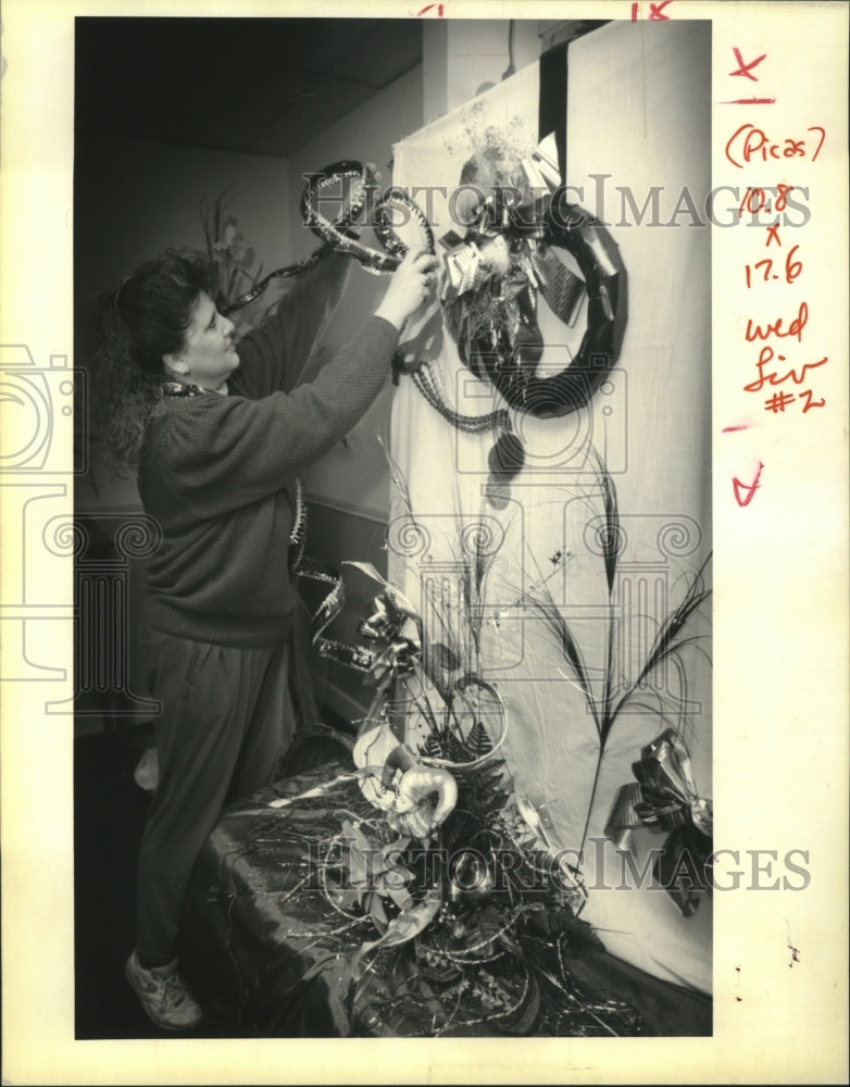 1992 Daarlene Silva Makes Mardi Gras Flower Arrangement  - Historic Images