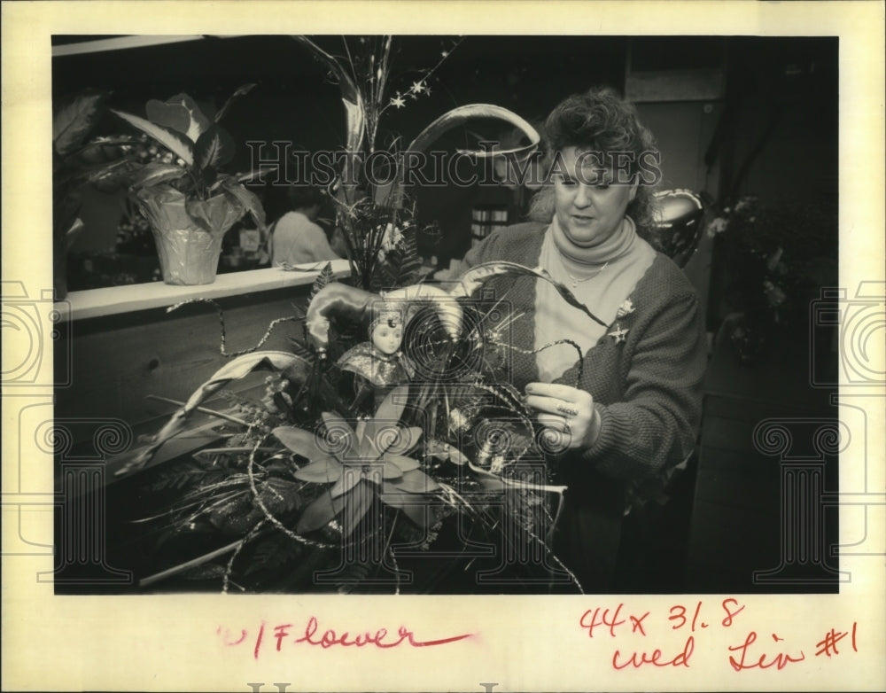 1992 Daarlene Silva Arranges Flowers for Mardi Gras in New Orleans - Historic Images