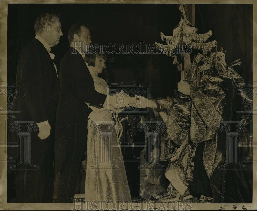 1969 Astronaut Cooper Receives Gift From Ball King Krewe of Moslem - Historic Images