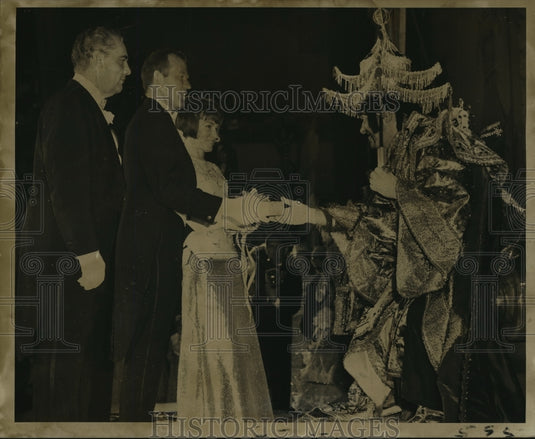 1969 Astronaut Cooper Receives Gift From Ball King Krewe of Moslem - Historic Images