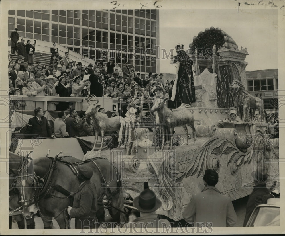 1958 Sargon, Mayor Exchange Toasts Crowd, Mardi Gras, New Orleans - Historic Images