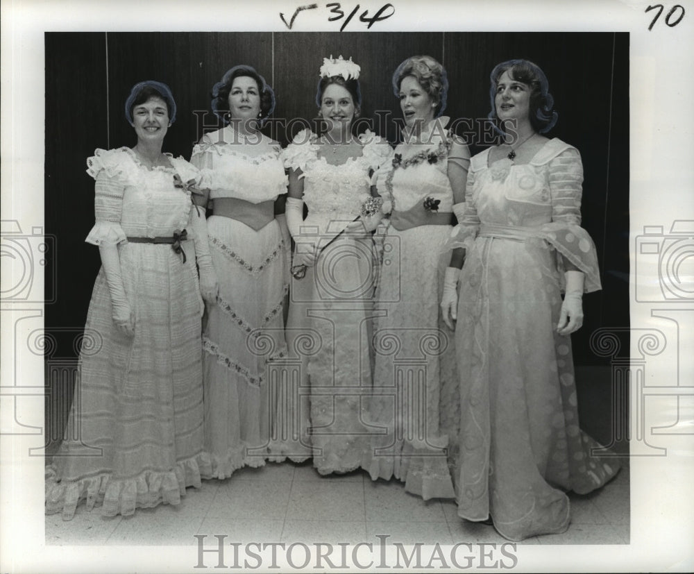 1977 Queen of the Imperial Reception of Alexis with her court. - Historic Images