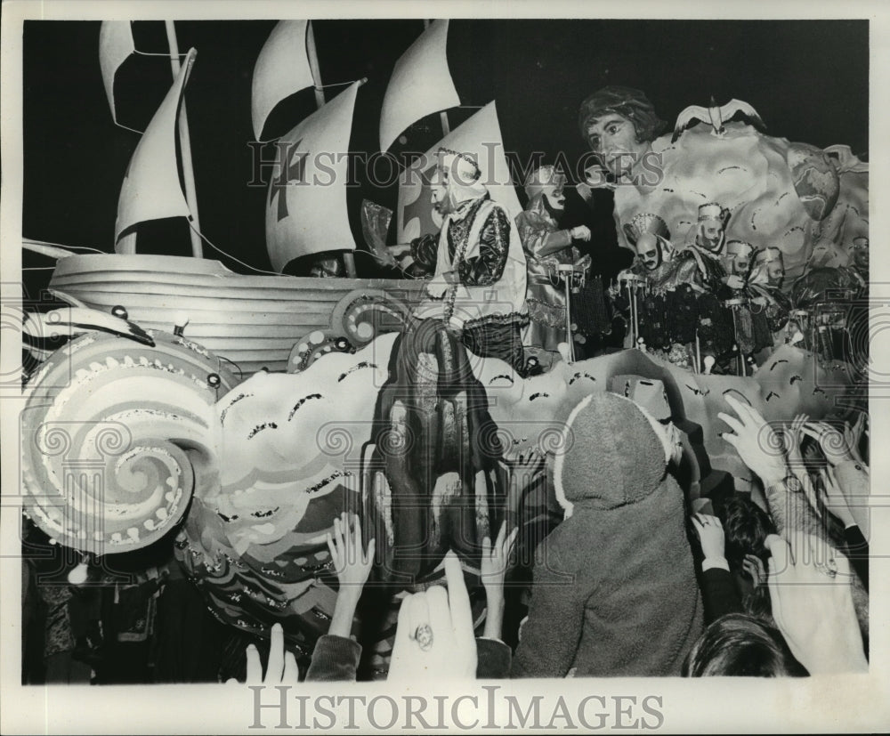 1976 Carnival Floats - Historic Images