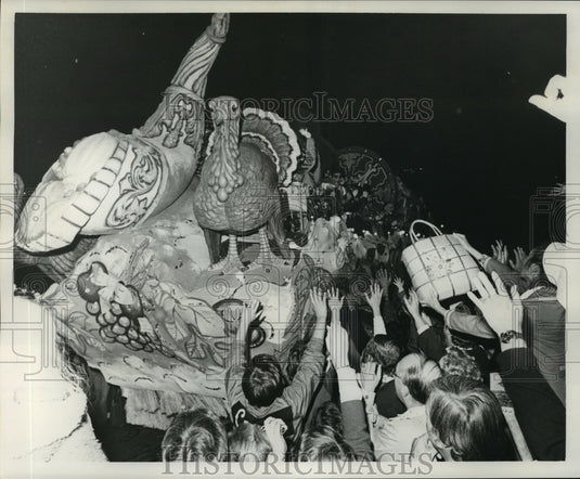 1976 Carnival Floats Revelers reach out for favors from Bacchus - Historic Images