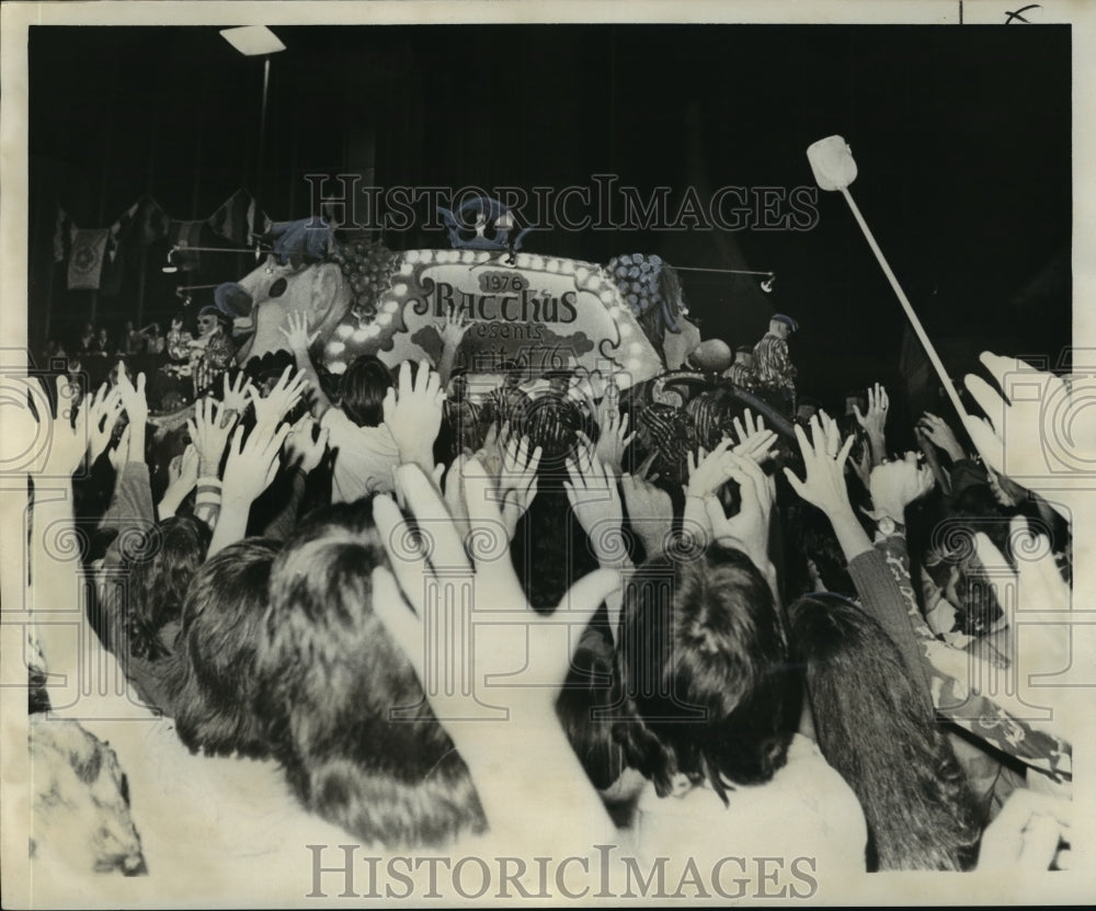 1976 Carnival Parade - Historic Images