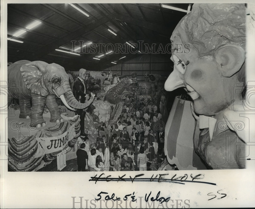 1975 Carnival Floats - Historic Images