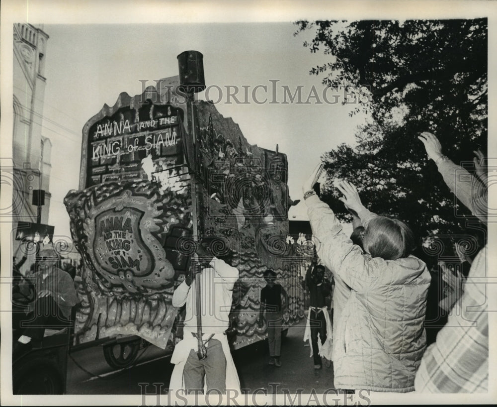 1974 Crowd Cheers During Babylon Parade Mardi Gras. New Orleans - Historic Images