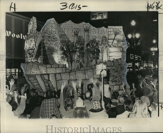 1973 Pharaoh, Pyramids & Egyptian Palace in Krewe of Aida Parade - Historic Images