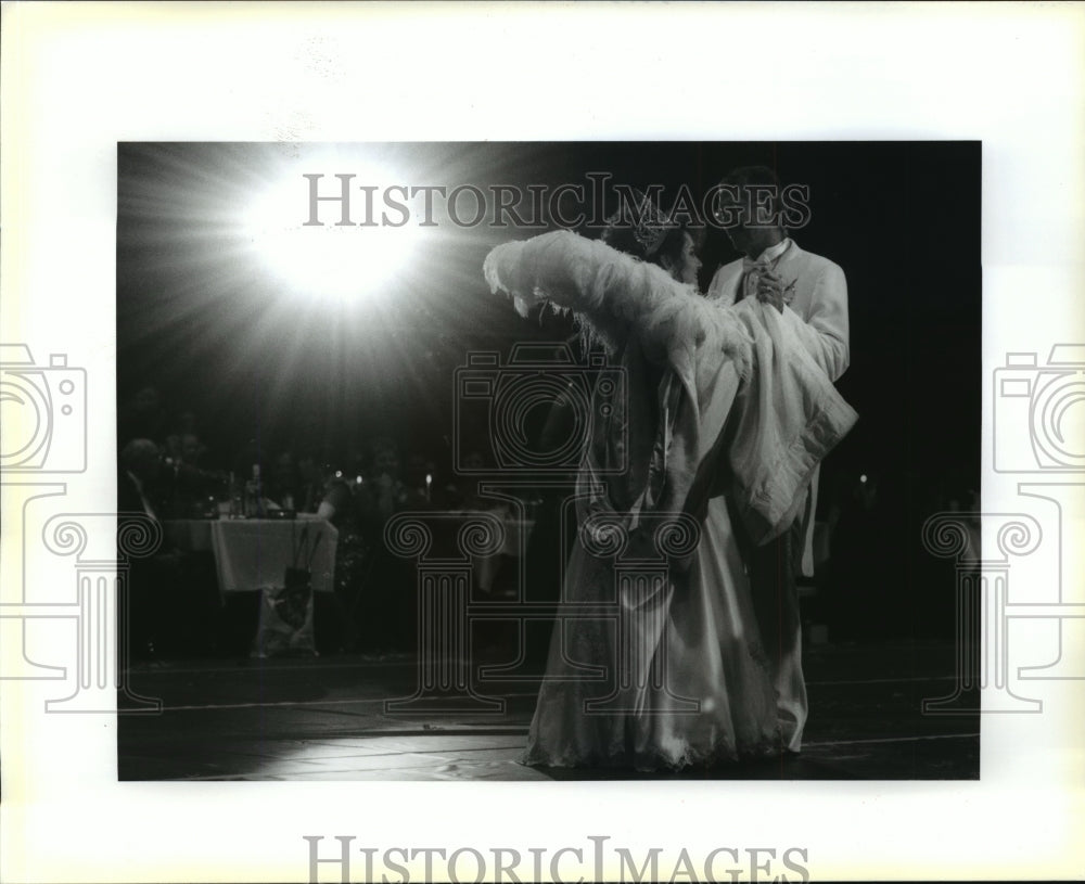 1993 Queen Stacy Ann Landry &amp; King Alvin Garon Dance at Allov Ball - Historic Images