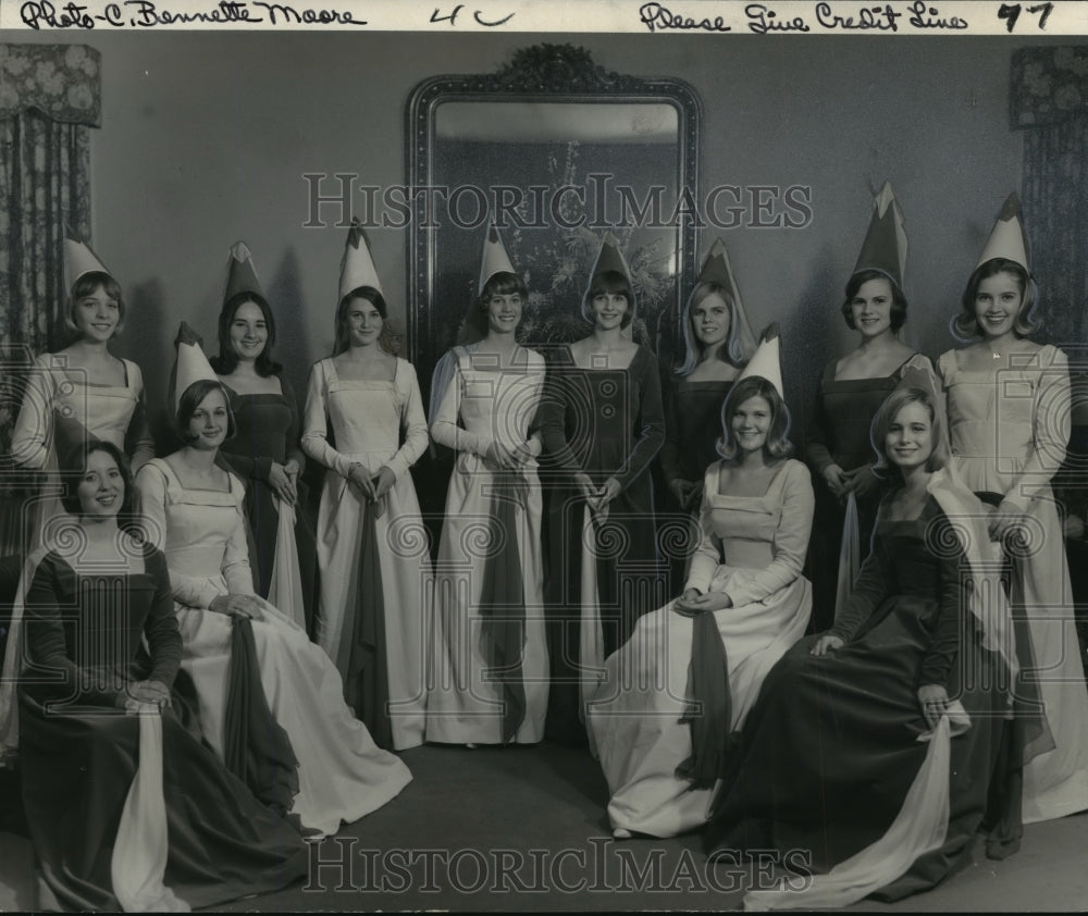 1966 The Krewe of Apollo annual ball royal attendants to the queen - Historic Images