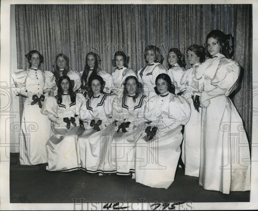 1971 the royal entourage of the Queen of the Apollo ball  - Historic Images