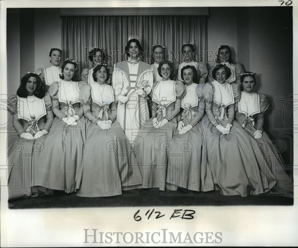 1977 Press Photo Sedley Hayward Alpaugh and her court of Krewe of Apollo ball - Historic Images