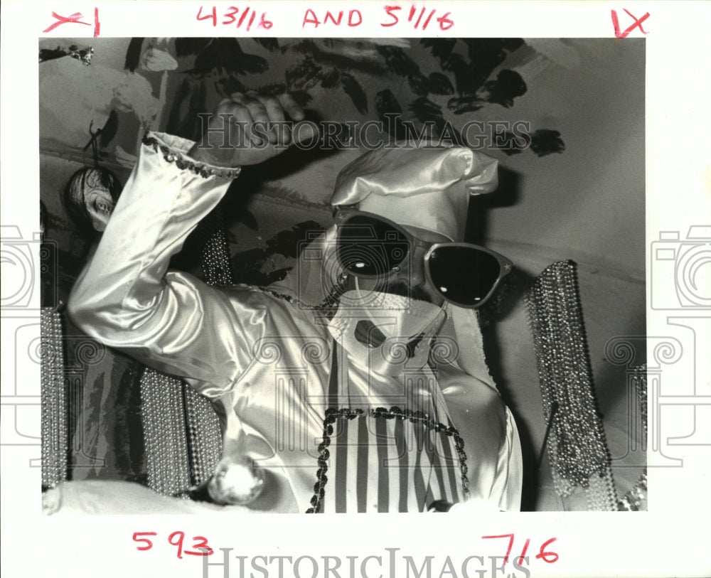 1989 Dale Flora Throws Beads to Crowd at Centurion 10th Parade - Historic Images